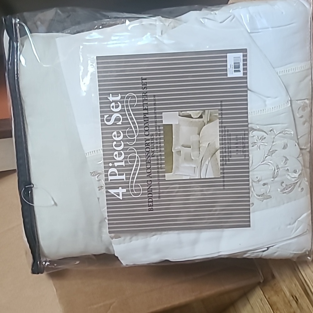 New 4 piece set bedding accessory completer